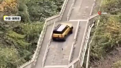 999段の人気観光地“天国への階段”を車で駆け上がり失敗…タイヤにロープ絡まり？中国の自動車メーカー謝罪