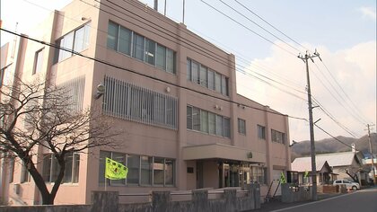 ナンバープレートを折り曲げたのは“元近隣住民”…器物損壊の疑いで60歳無職の男逮捕「やっていないからわかりません」付近で同様の被害複数＿警察が関連調べる〈北海道松前町〉