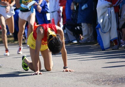 審判員に責任を委ねるのは問題がある。駅伝中に倒れた選手をめぐり、青山学院大学・原監督が訴える「監督と審判の“連携”システム」