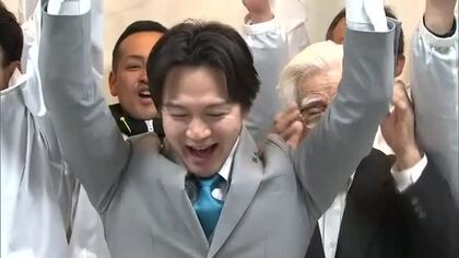 津山市長選挙で現職ら三つどもえの接戦制し初当選　光井聡氏（４０）に当選証書【岡山】