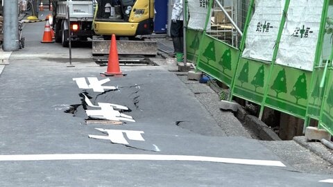 「音が全くせず。沈んでいく」横浜駅近くの道路陥没が拡大　土の流入防ぐ板が原因か　復旧作業は11日中に終了で通行止めも解消へ