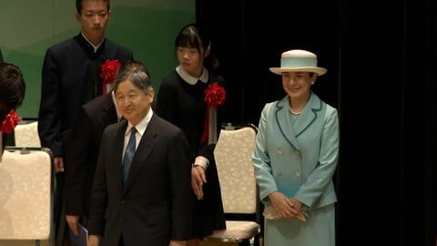 天皇皇后両陛下「豊かな海づくり大会」式典にご出席　中学生の作文に笑顔で拍手送られる