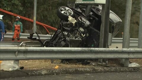 中央道で乗用車が分離帯に衝突し横転　50代男女2人搬送　相模湖ICが一時通行止めに