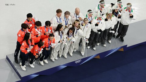 フィギュア団体表彰台で靴のブレードが刃こぼれ、日本連盟が抗議　日本チームも
