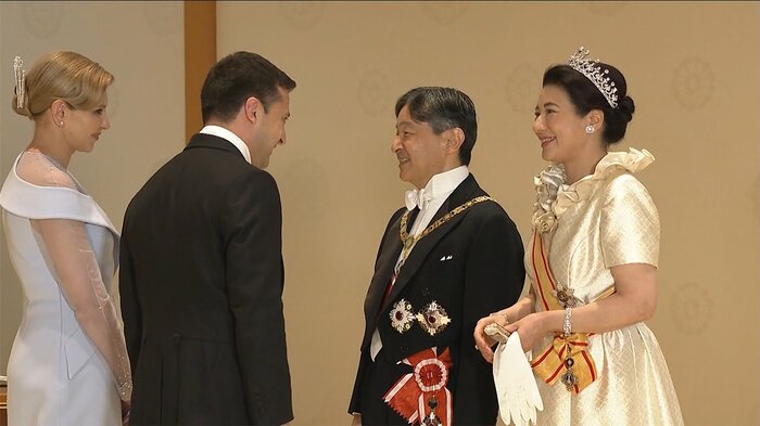 ゼレンスキー大統領夫妻を出迎えられる両陛下