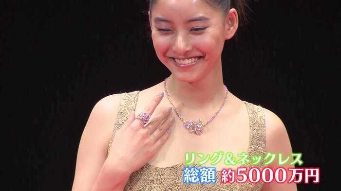 ピンクゴールドとダイヤモンドのリングとネックレスを身につけ、笑顔を見せる新木優子さん