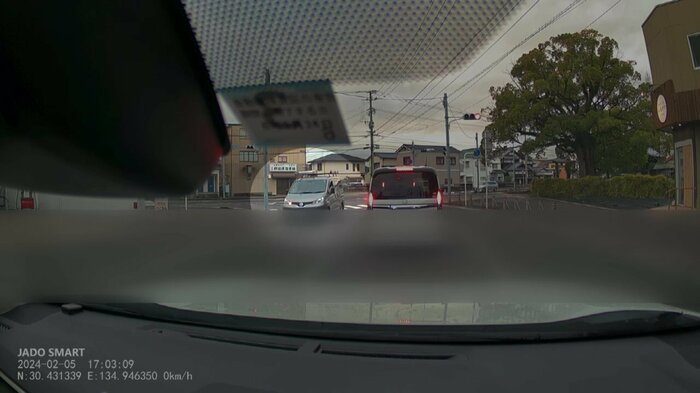逆走する車(左側)・2024年2月5日夕方、佐賀市本庄町