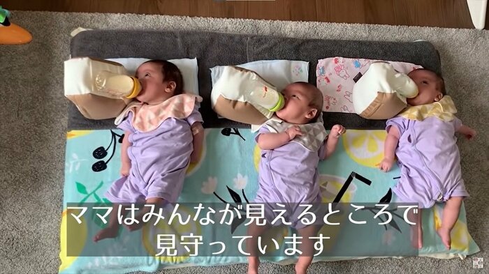 ミルクを飲む三つ子