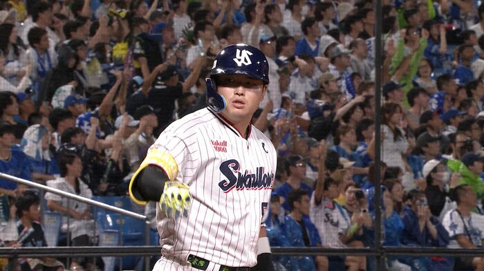 ホームランを放った村上宗隆                                　　　　　