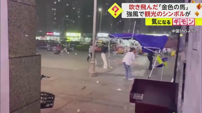 凄まじい風で飛ばされそうになるテント