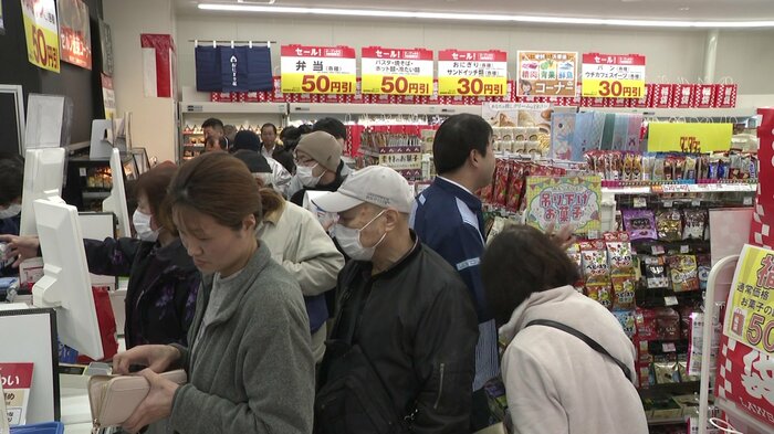 店内は開店を待ちわびていた買い物客で混雑した