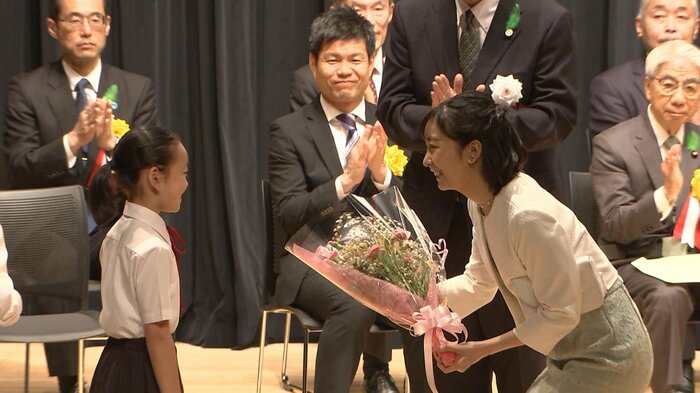 式典では、参加者の子どもから、佳子さまが花束を贈る場面も。