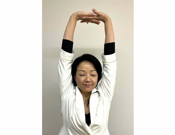 まずは背筋を伸ばして首を正しい位置に（特集班撮影）