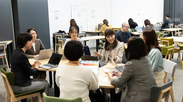 カフェで後輩女性たちとミーティングをする髙﨑さん