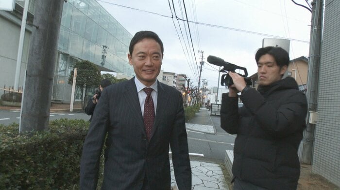 自民党富山市連の会合に向かう中田宏氏（16日朝）