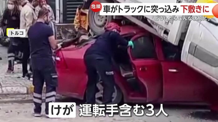 救助活動を行う消防隊員たち