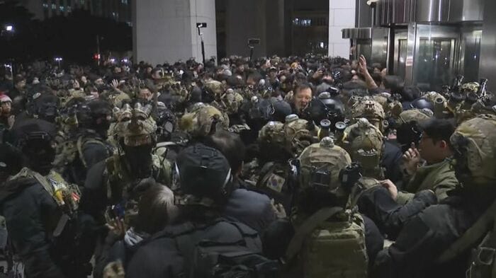 武装した兵士が国会に進入した(2015年12月4日)