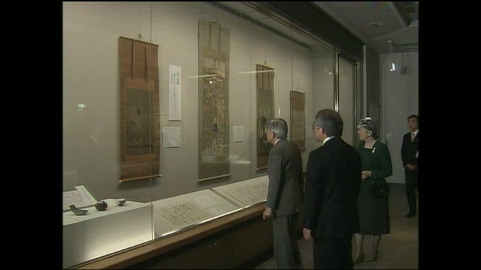 展示品をご覧になる両陛下