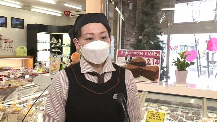 「お気に入りを見つけに来店を」と呼びかけるスタッフの萩原史津子さん