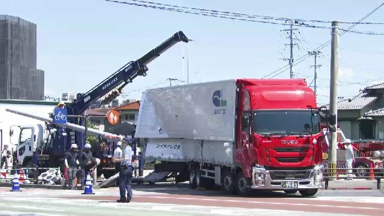 交差点でトレーラーやワゴン車など5台絡む事故　2人搬送　信号機を破損　直進車と右折車が衝突　福岡・筑紫野市｜FNNプライムオンライン
