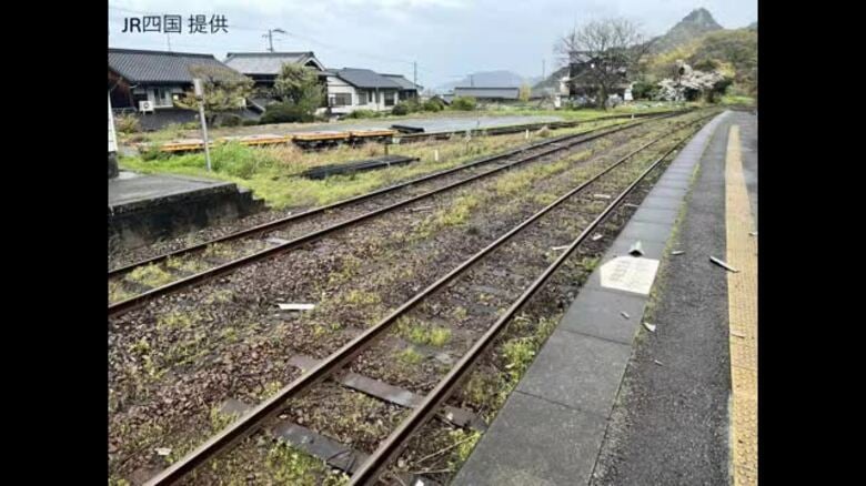 “強風に吹き上げられたか”JR伊予上灘駅でホームの屋根材の一部が落下　けが人なし【愛媛】｜FNNプライムオンライン