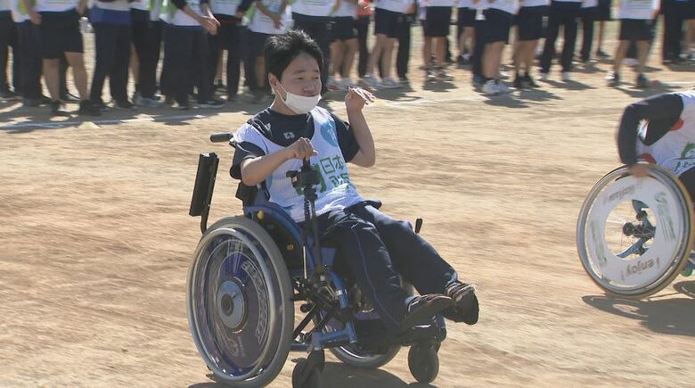 「みんな違ってみんないい」全校生徒700人で“車いすリレー”　去年は参加できず…車いすの仲間も「全員で一緒に」　長野市の中学校の文化祭で“願い”実現　車いすをバトンに絆深める｜FNNプライムオンライン