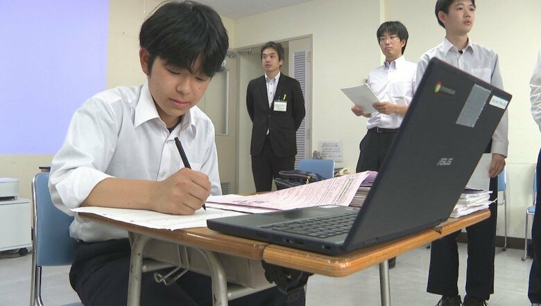 タブレット端末導入で「机が狭い」「筆箱も置けない」　中学生が「10センチ余り拡張するパーツ」を手作り　授業中の不便さを解消するため教育長に要望｜FNNプライムオンライン
