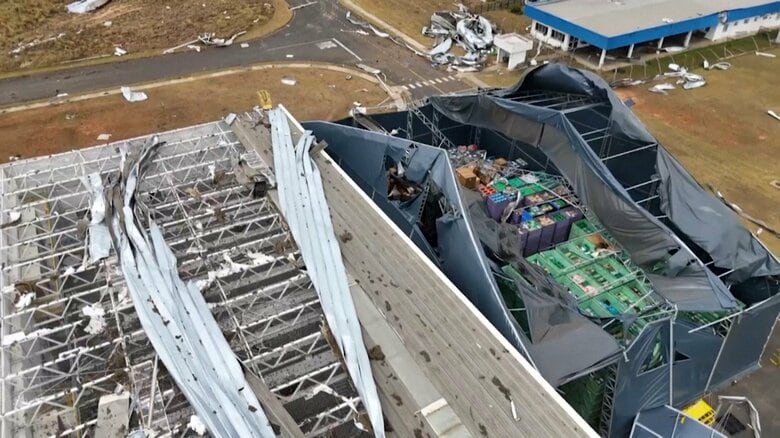 屋根吹き飛び、車は逆さまに…ブラジルのトヨタ工場の屋根全壊し生産停止　再開めど立たず　従業員約30人が軽傷｜FNNプライムオンライン