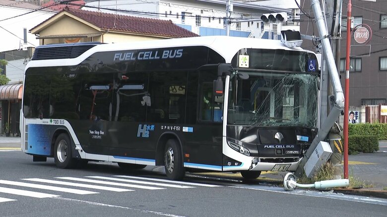 都営バス運転手「車内の蚊を追い払おうと」 ハンドル操作誤り信号機に衝突 乗客の男性2人けが 東京・江戸川区|FNNプライムオンライン