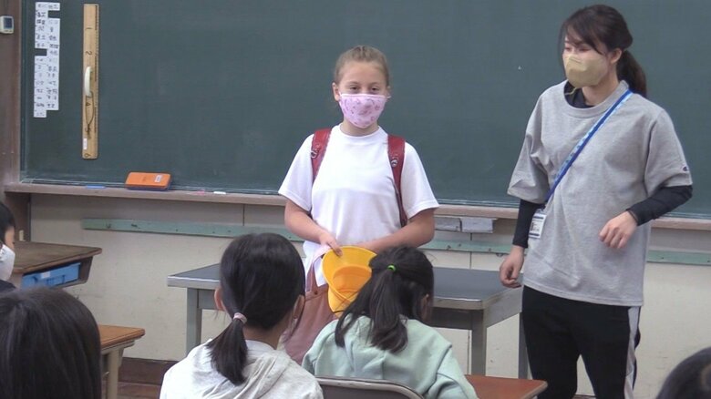 「エヴァです。ウクライナからきました」日本語で自己紹介　避難民の10歳少女が初登校…喜び語る【岐阜発】｜FNNプライムオンライン