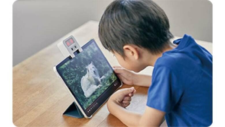 画面に顔が近づき過ぎると光と音で警告！子どもの目を守る“近視対策ライト”をキングジムが発売…開発のきっかけを聞いた｜FNNプライムオンライン