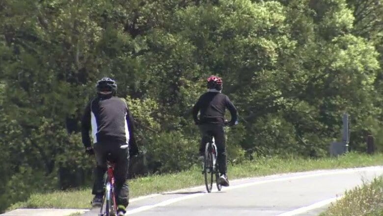 人気のサイクリングロードで“自転車”同士が正面衝突　ヘルメット着用していない62歳男性が死亡　着用の女性は無事【京都発】｜FNNプライムオンライン
