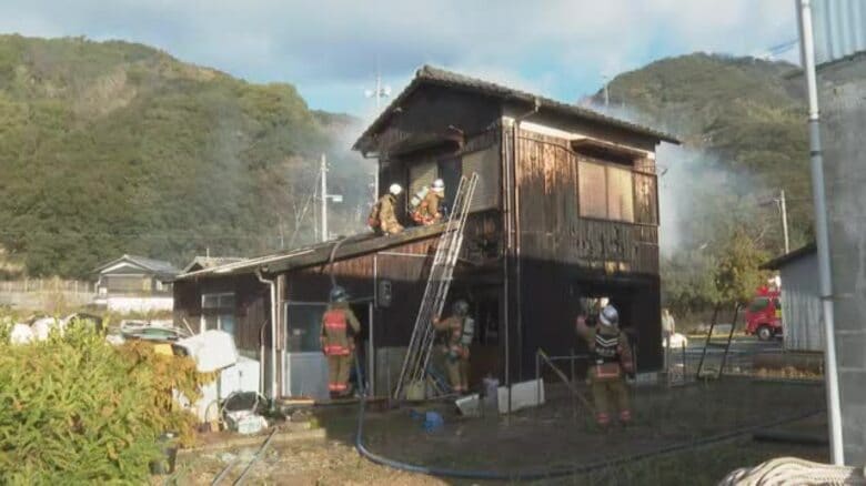 「部屋から炎が見える」宇和島で倉庫全焼　養殖に必要な道具など保管　室内から出火か【愛媛】｜FNNプライムオンライン