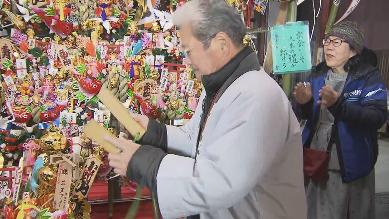 縁起物を求めて「宵えびす」にぎわう　長野市の西宮神社｜FNNプライムオンライン