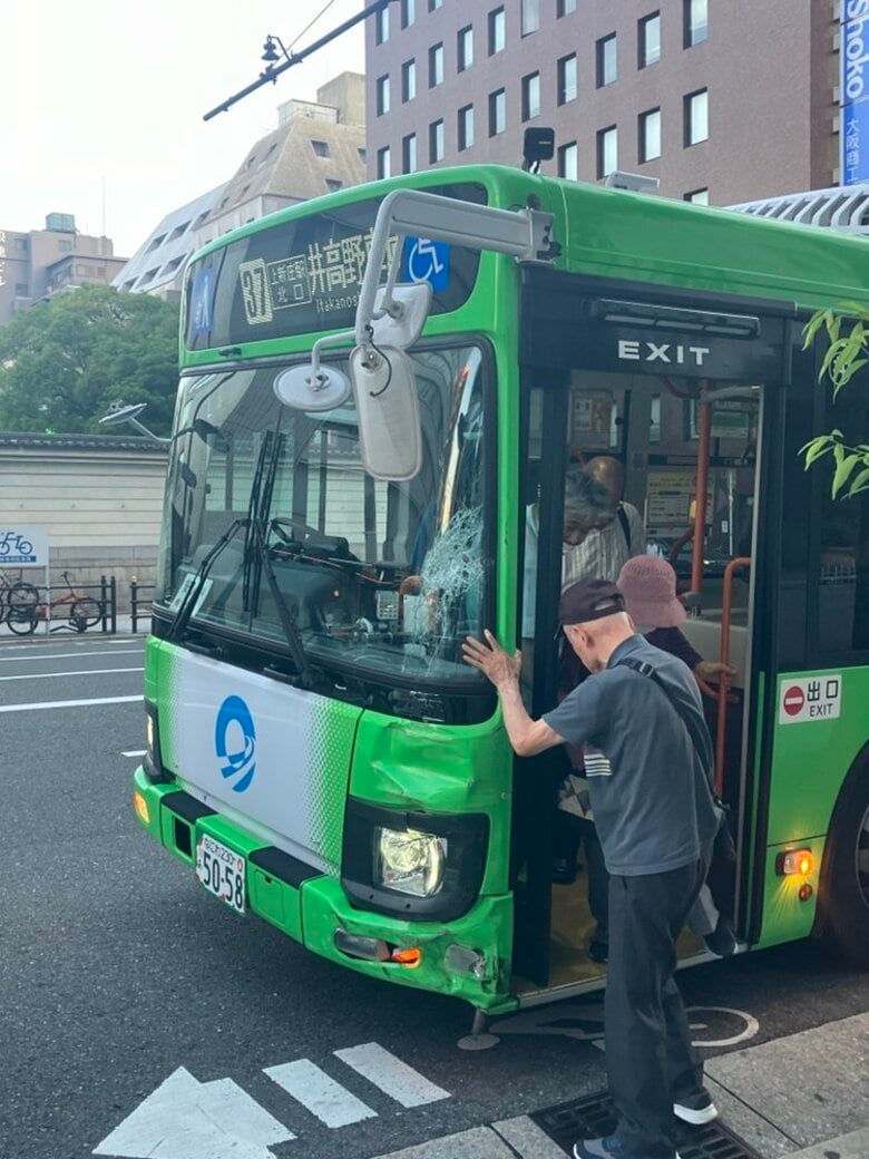 【速報】バスと軽自動車が交差点付近で衝突　複数の乗客がケガ　警察が原因を調査　大阪・北区｜FNNプライムオンライン