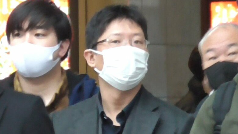 都内に移送される江部薫容疑者(23日 品川駅)