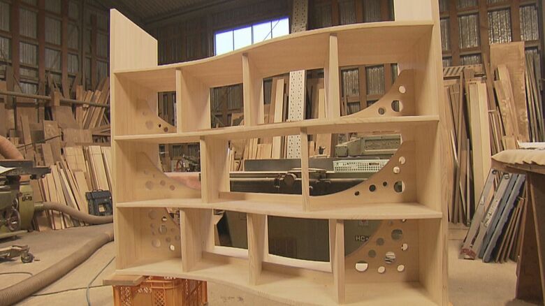 テイラーさんの母校に贈られた本棚（2023年3月撮影）