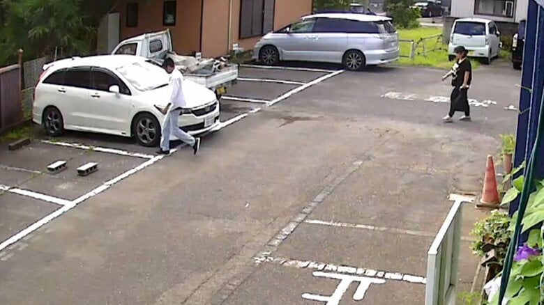 自分たちの車に乗り込む章平被告と和美被告（防犯カメラより　2021年8月）