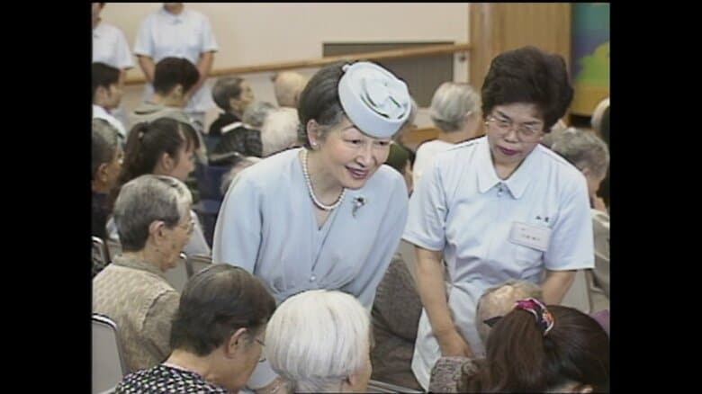 原爆養護ホームで入所者と懇談される皇后さま