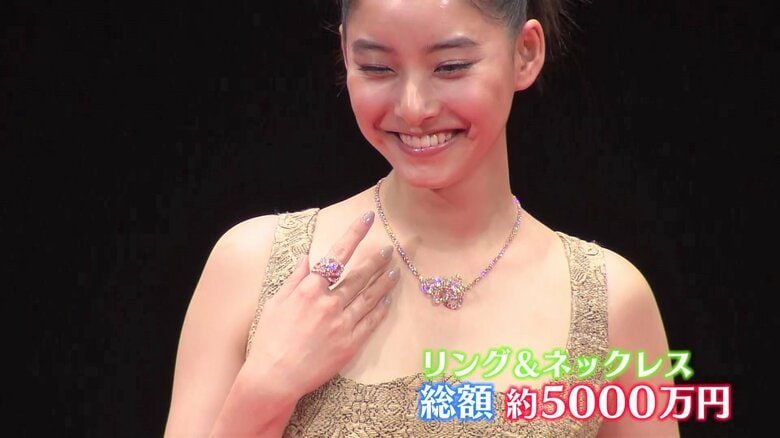 ピンクゴールドとダイヤモンドのリングとネックレスを身につけ、笑顔を見せる新木優子さん