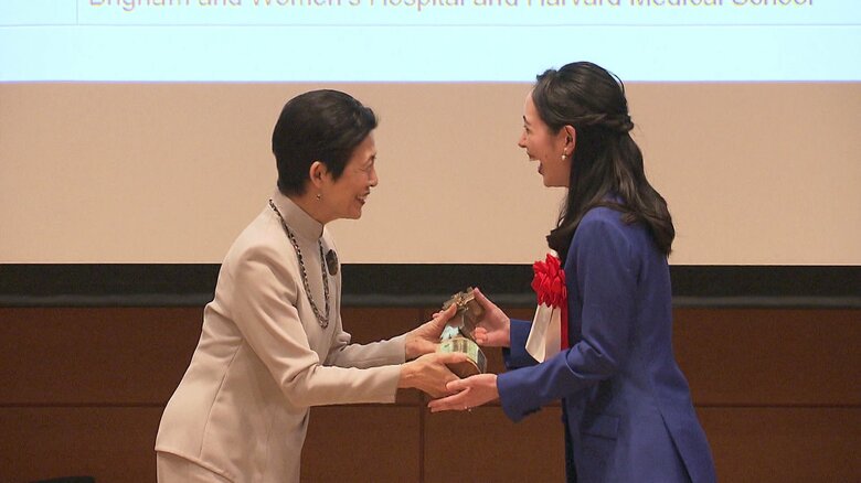 最優秀賞の市川さんにトロフィーを手渡された久子さま