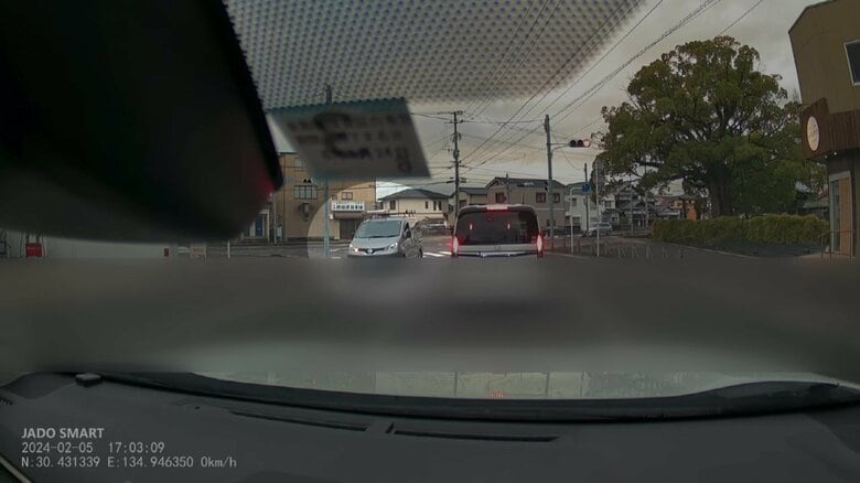 逆走する車（左側）・2024年2月5日夕方、佐賀市本庄町