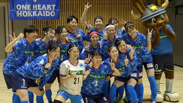 年に一度のホーム戦勝利に喜ぶ選手たち