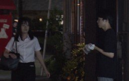 実験の様子（右に立つ紺の服の人物をのちに判別する）