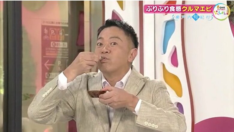 試食するＯＨＫ・萩原渉アナウンサー