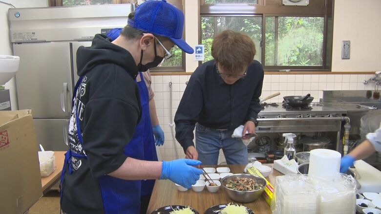 スタッフとオペレーションを確認する新出さん