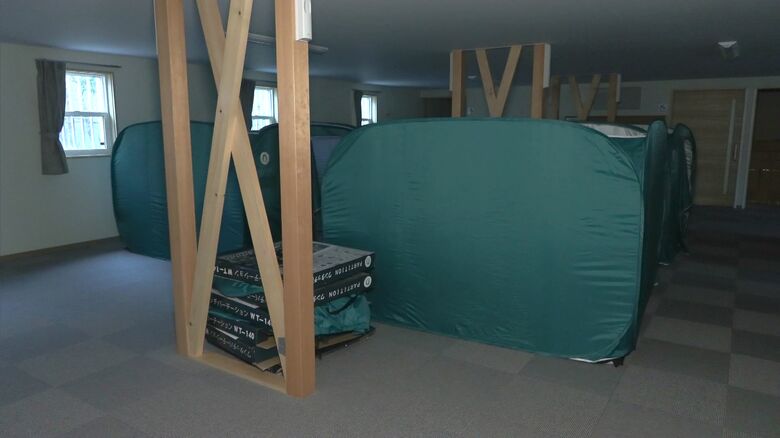 避難場所にはテントと簡易ベッドが