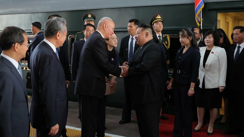 北京に到着した金正恩総書記の後ろにジュエ氏の姿が　2025年9月