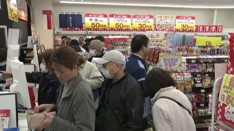 店内は開店を待ちわびていた買い物客で混雑した