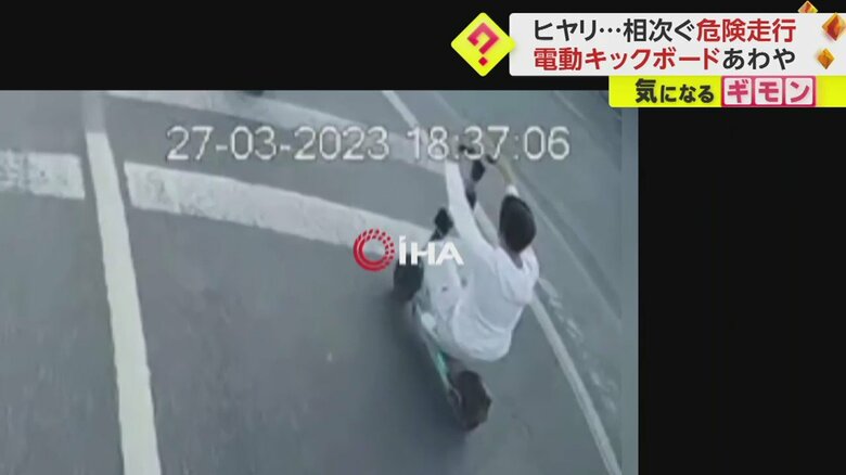 座り乗りをしたまま走行を続ける少年